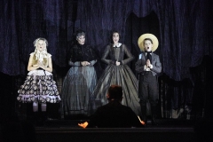 Najmłodsi bohaterowie opery wraz z Mrs Grose i Guwernantką (Gosha Kowalinska i Aleksandra Wiwała)